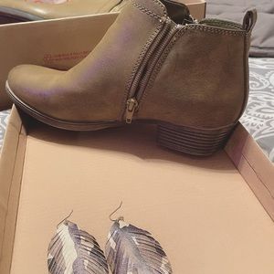 This size 7 1/2 ankle boot will class up any outfit. You can wear with anything.